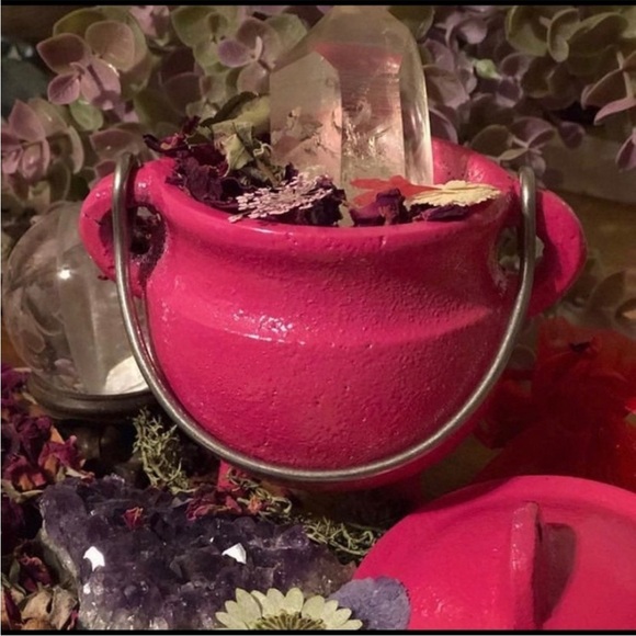 NEW Hot Pink Cast Iron
Mini Cauldron - Picture 4 of 5